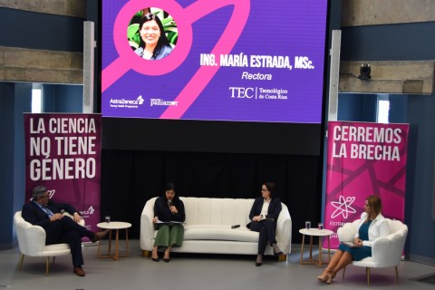 Personas participando en el Foro.