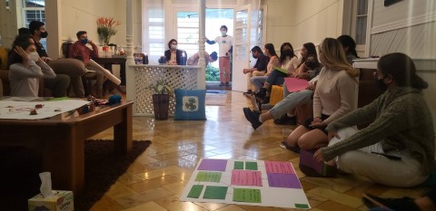 Imagen de varios estudiantes del Capítulo Estudiantil realizando actividades de difusión química.