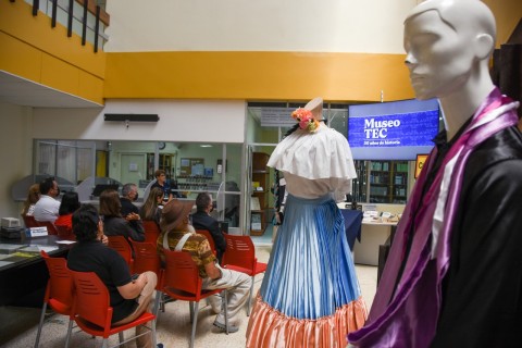Vestidos típicos antiguos expuestos en la biblioteca.