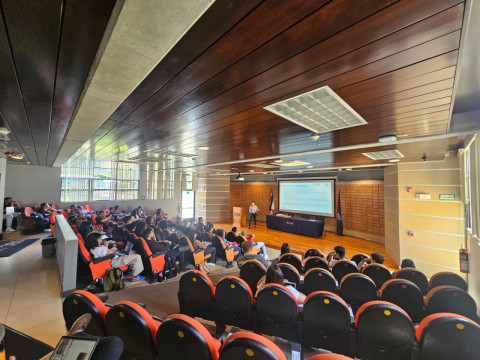 personas estudiantes en un auditorio
