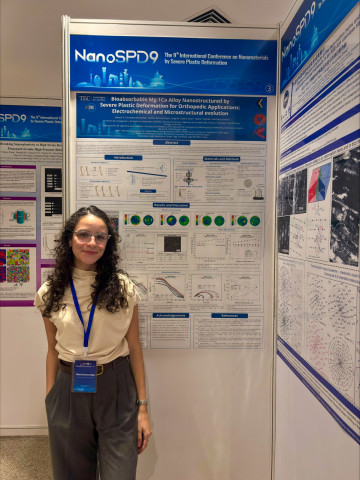 tatiana con el poster