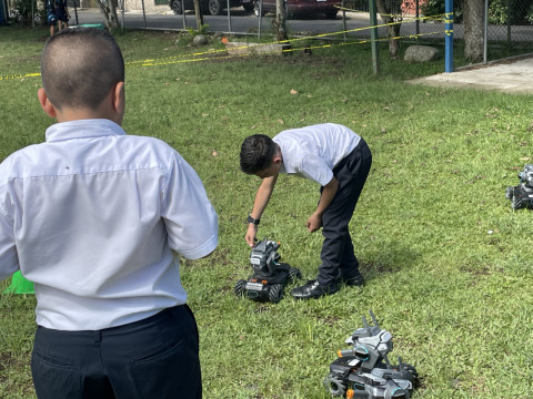 Imagen de dos niños con un robot 
