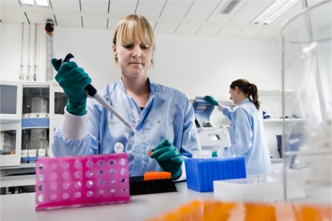 Una investigadora en el laboratorio