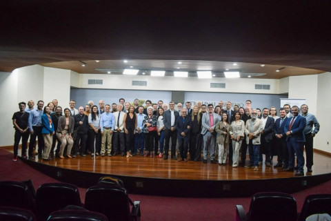 Participantes al acto protocolario en el TSE posan para la fotografía oficial 