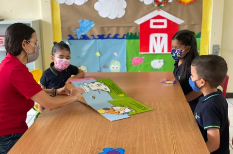 Niños del TipTEC, en clases, con una de sus maestras.