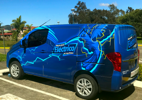 Imagen del vehículo eléctrico en el parqueo del TEC.