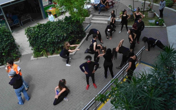 Los estudiantes de segundo nivel del Taller Nacional de Teatro realizaron su calentamiento dentro del Centro Académico de San José del TEC para salir a las calles de Barrio Amón a mostrar algunos ejercicios corporales y vocales. (Foto Fernando Montero)