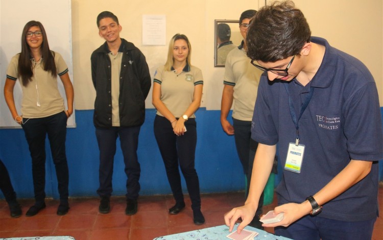 Matemagia:  es un espectáculo de magia con trucos de cartas y números, en donde los estudiantes ven la aplicación de las matemáticas en el ilusionismo. (Foto: Irina Grajales / OCM). 