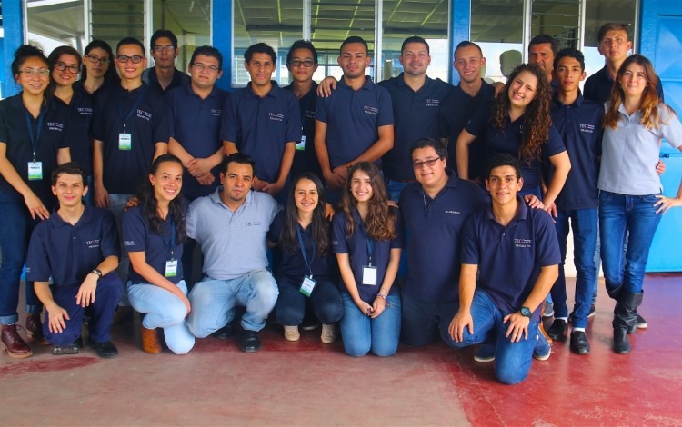 Equipo de trabajo del Proyecto Promates en el Liceo de Santo Domingo, en Heredia. (Foto: Irina Grajales / OCM). 