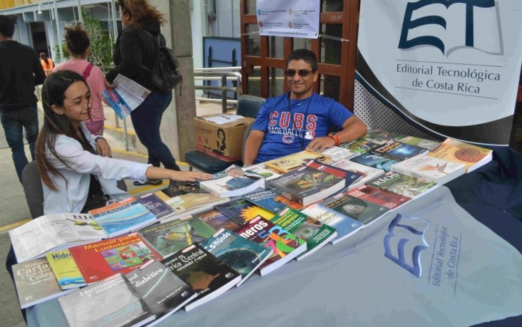 La Editorial Tecnológica se hizo presente para que los asistentes al Festival conocieran algunos de sus títulos. (Foto Fernando Montero)