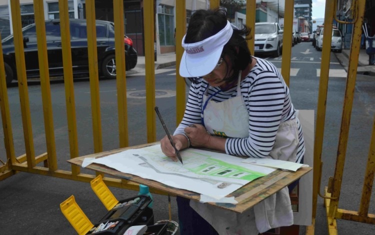 Decenas de artistas se acomodaron en distintas partes de Barrio Amón para capturar en sus trazos la esencia de este bello sector de la capital. (Foto Fernando Montero)