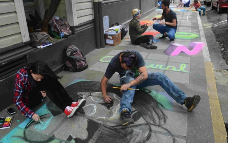 Las aceras de Barrio Amón se convirtieron en lienzos para los artistas. (Foto Fernando Montero)