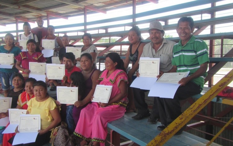 Entrega de certificados en la comunidad de Naranjo de Laurel.