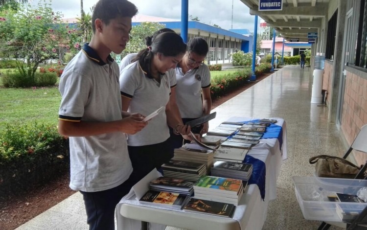 Los colegiales mostraron su interés en adquirir algún libro. (Foto Telka Guzmán)