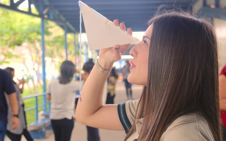 Construcción de teodolito: La idea es construir instrumentos de medición caseros, para medir las alturas de distintos objetos. (Foto: Irina Grajales / OCM). 