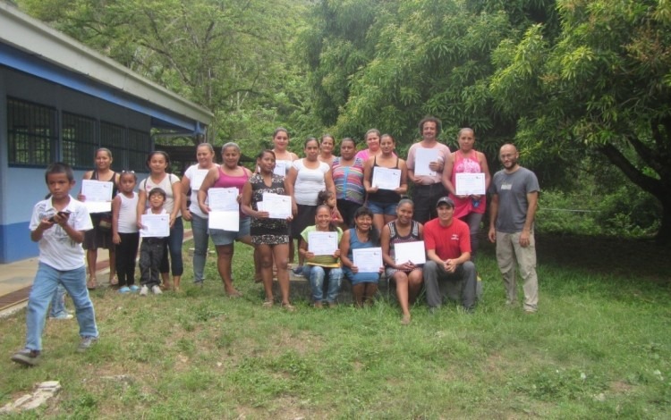 Entrega de certificados en la comunidad de Progreso de Cajón.