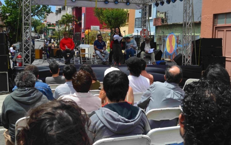 El recital de poesía convocó a gran cantidad de amantes de esta manifestación artística. (Foto Fernando Montero)