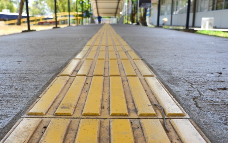 Hoy, los principales pasillos del TEC son recorridos por lozas amarilllas, una herramienta que permite a los no videntes caminar de forma segura. (Foto: Andrés Zúñiga / OCM). 