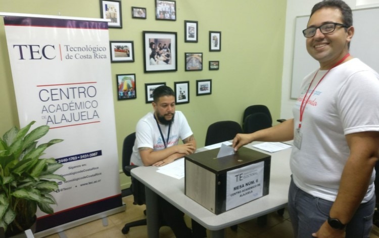 El profesor Eddy Ramírez, primer votante del Centro Académico de Alajuela. (Fotografía cortesía de Ingrid Amador). 