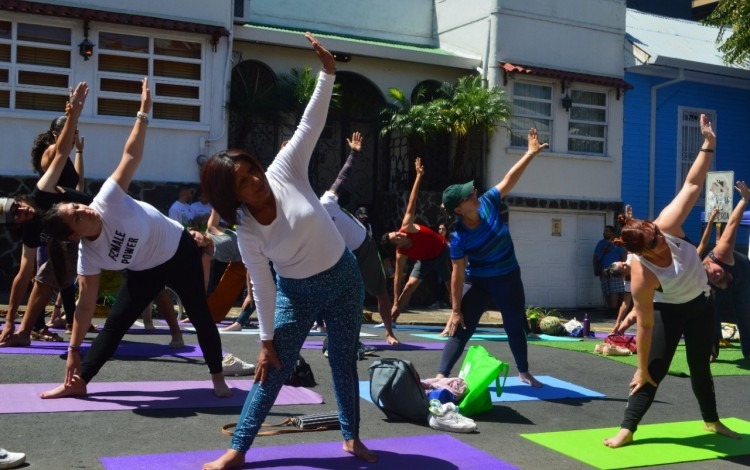 El Festival Amón Cultural arrancó con una clase abierta de yoga a cargo de Nilakantha Yoga, actividad organizada por el Instituto Nacional de Vivienda y Urbanismo (INVU). Foto: Fernando Montero / OCM