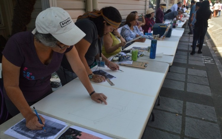 En una mesa de 14 metros de largo se gestó un libro gigante con pinturas de Barrio Amón a cargo de la agrupación Pintal de Costa Rica. Foto: Fernando Montero / OCM.