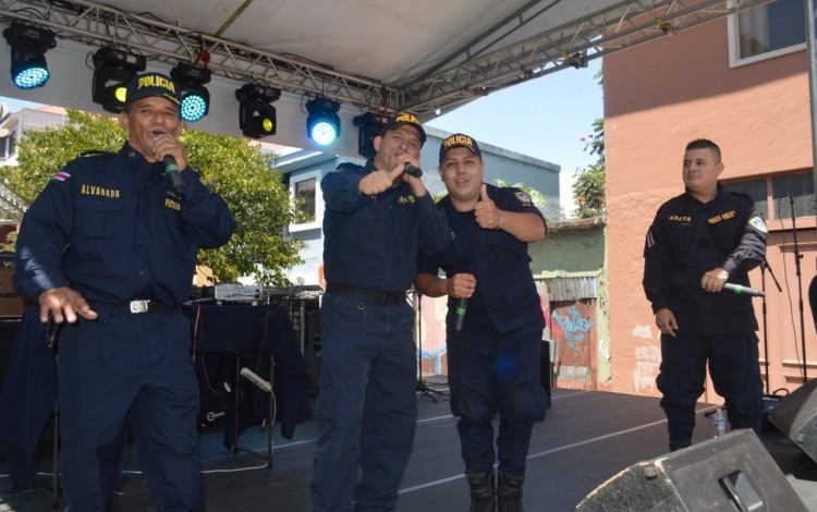 El grupo FP Urbano del Ministerio de Seguridad Pública interpretó canciones originales con mensajes positivos al ritmo de rap. Foto: Fernando Montero / OCM.