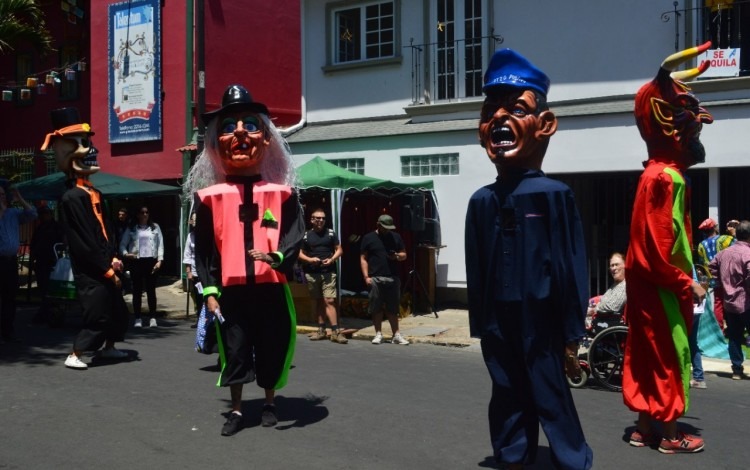 La mascarada Los Chapetones de Barva de Heredia alegró las calles y avenidas de Barrio Amón. Foto: Fernando Montero / OCM.