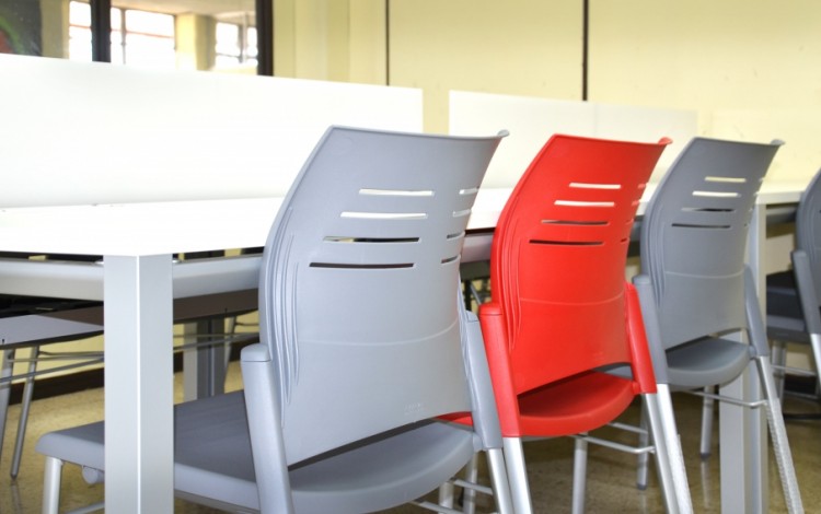 Las sillas y mesas son ergonómicamente adecuadas. Además, tienen ranuras que permiten la circulación del aire a la espalda. (Foto: OCM)