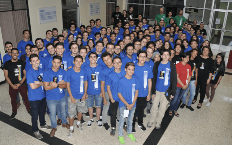 Miembros del jurado (camisa roja), mentores (camisa verde), coordinación y personal de apoyo de logístico (camisa negra), participantes (camisa celeste) y otros colaboradores compartieron durante todo el fin de semana en el International Space Apps Challenge. (Foto OCM).