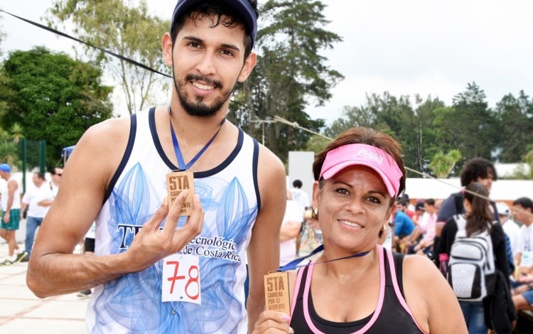 Victor Rivera y Sara Méndez ganaron la Carrera por el Ambiente. Foto: Ruth Garita/OCM.