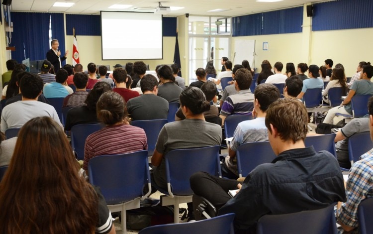 El profesor Erick Mata habló sobre la información taxonómica de los árboles. 