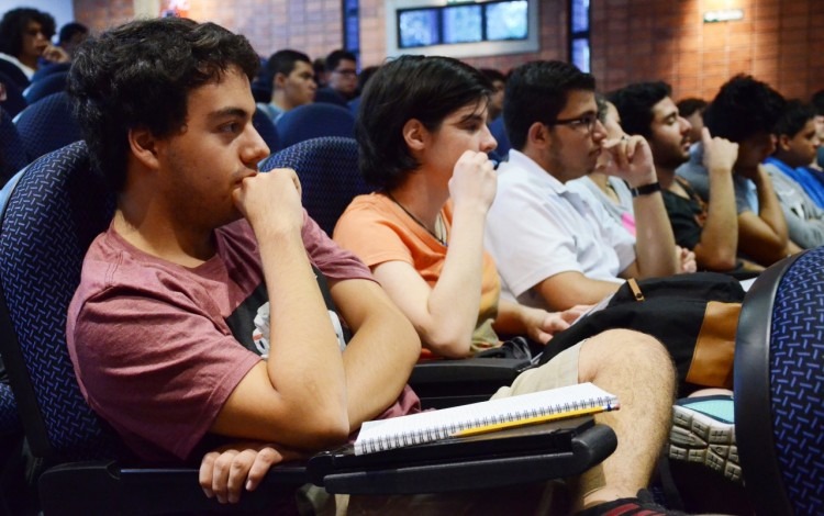 Los estudiantes prestaron atención a lo comentado en la charla "Evolución de los números". 