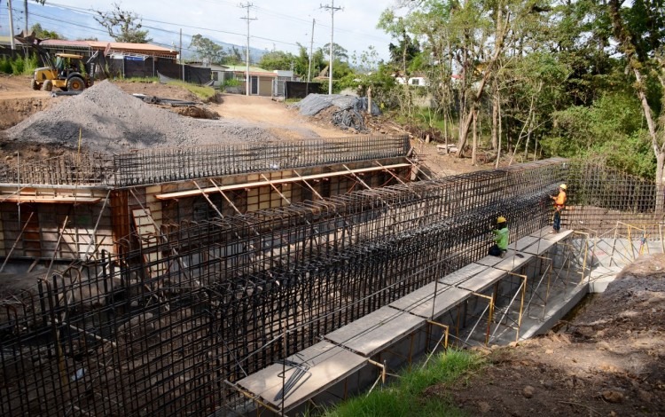 Construcción del puente para vehículos, ciclistas y peatones (Foto: Ruth Garita / OCM). 