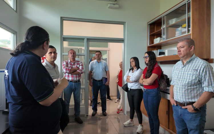 Empresarios conocen el Laboratorio de Análisis Agronómico