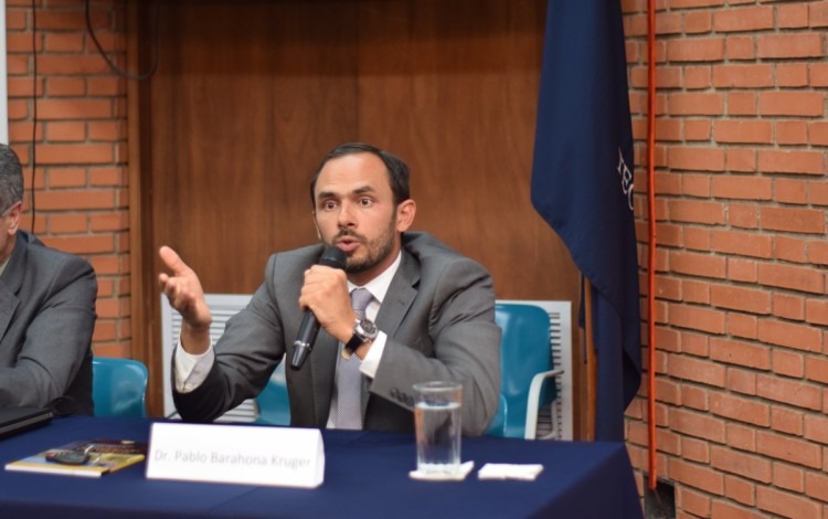 Pablo Barahona, exembajador de Costa Rica ante la OEA, explica a los jóvenes lo que se vive en Venezuela. (Foto: Andrés Zúñiga / OCM). 