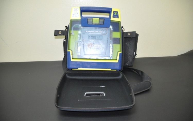  Dispositivo “Desfibrilador externo automático (DEA)” es el  encargado de analizar y buscar los ritmos cardíacos. (Foto OCM)