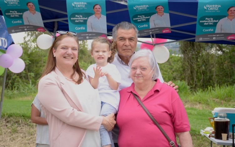 La candidata Gianinna Ortiz y su familia.