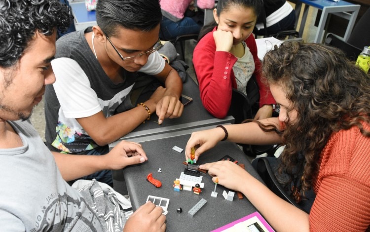 Para que el modelo sea efectivo, los estudiantes deben estudiar antes de llegar a la clase. (Foto: Ruth Garita / OCM). 