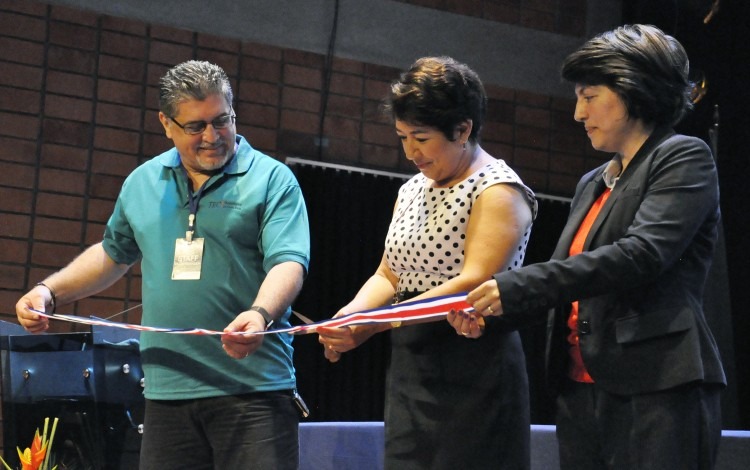 Inauguración de la 14º Feria de Proyectos del Programa de Técnicos. En la foto William Jaubert, coordinador del Técnico; Grettel Brenes en representación de la Escuela de Administración y Paola Vega, vicerrectora de Investigación. (Foto: Ruth Garita / OCM).