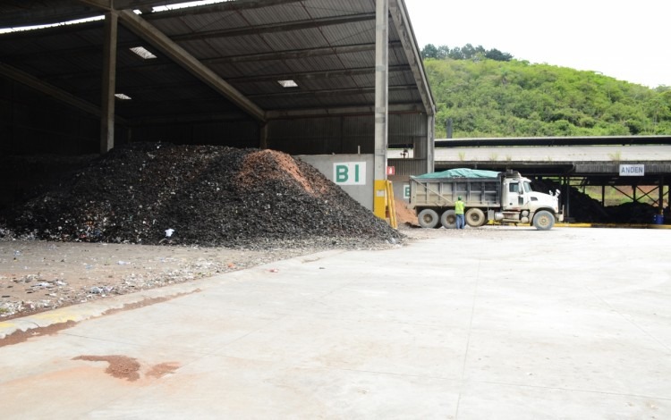 En la fotografía se muestra una montaña de desechos de llantas trituradas que serán utilizados para producir electricidad. (Foto: OCM / Ruth Garita).