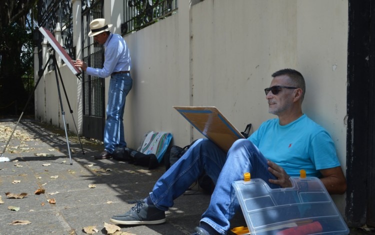 Ricardo Jiménez y Johnny Arroyo, de Pintores al Aire Libre (Pintal), se colocaron frente al Centro de Producción Cinematográfica para captar en sus lienzos la esencia de su arquitectura (Foto: Fernando Montero)