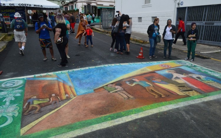 Un gran billete de 5 colones embelleció la avenida 11 (Foto: Fernando Montero)