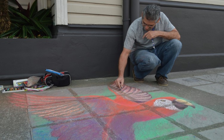 Jorge Duarte, del grupo Madonari, dejó su arte plasmado en una acera de la avenida 11 (Foto: Fernando Montero)