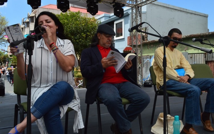 La poesía deleitó los sentidos de los asistentes, gracias a la lectura de Marianella Sáenz, Adriano Corrales y Gustavo Induni (Foto: Fernando Montero)