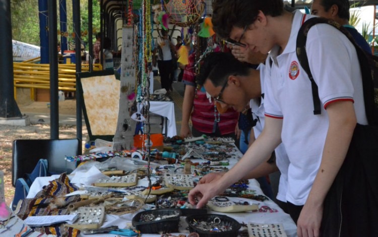 Los estudiantes de colegio que se encontraban en la Feria Vocacional del TEC también se acercaron a las actividades de la Semana de La TIerra. (Foto: OCM)