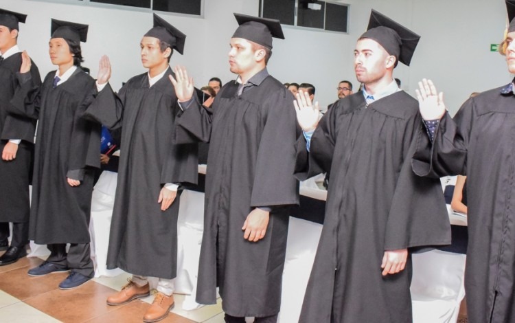 Momento en que los graduados eran juramentados por el rector del TEC. Foto: Andrés Zúñiga/OCM.