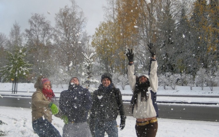 Estudiantes del TEC celebrando su primera nevada. (Foto: Cortesía de la Dirección de Cooperación)
