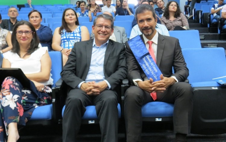 El rector Julio César Calvo estuvo presente durante el acto de juramentación del nuevo director del Campus Tecnológico Local San Carlos, Óscar López.  Los acompaña Ingrid Herrera, presidente del TIE. 