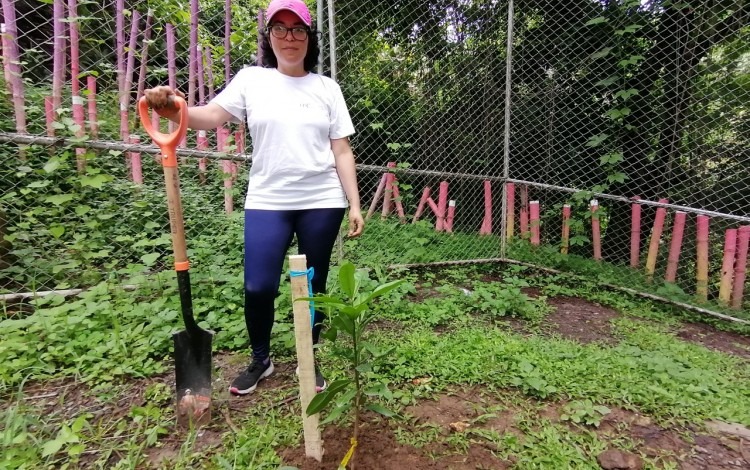 Angélica Gordon González, asistente de la Unidad de Servicios Bibliotecarios del Campus TEC San José, manifestó que es importante sembrar árboles para contrarrestar los efectos del cambio climático.