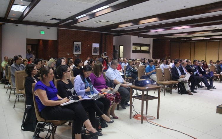 Durante el debate también se evidenció que los profesores de las universidades públicas no solo se dedican a la docencia sino a la investigación y a la creación de conocimientos. (Foto: Irina Grajales / OCM). 